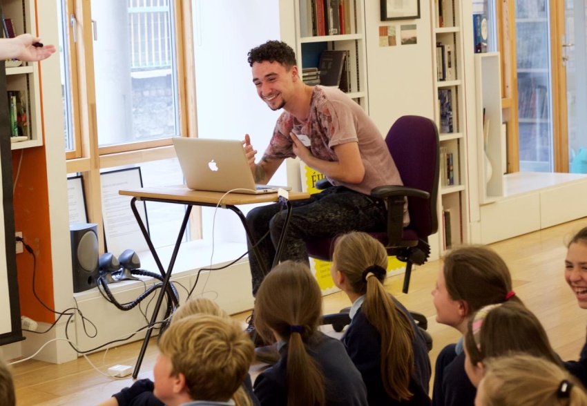 Obair dheonach i nGaeilge le Fighting Words
